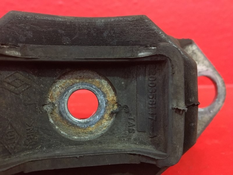 Подушка КПП левая Scenic 2005 2 1.4 K4J740 Подушка КПП левая Scenic 2005 2 1.4 K4J740