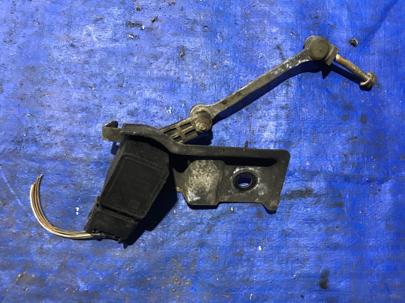 Запчасть датчик уровня кузова задний правый Mercedes-Benz S500 W220 A0105427617 контрактная Датчик уровня кузова задний правый Mercedes-Benz S500 W220 A0105427617 контрактная