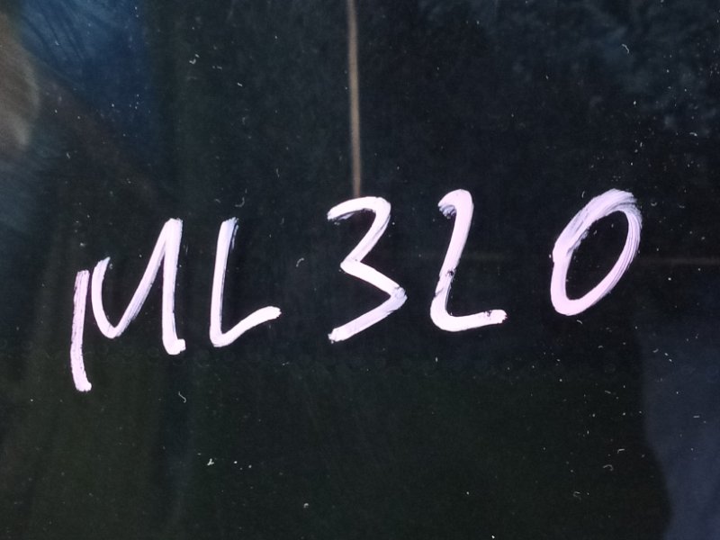 Стекло собачника заднее левое ML320 W163 M112E32