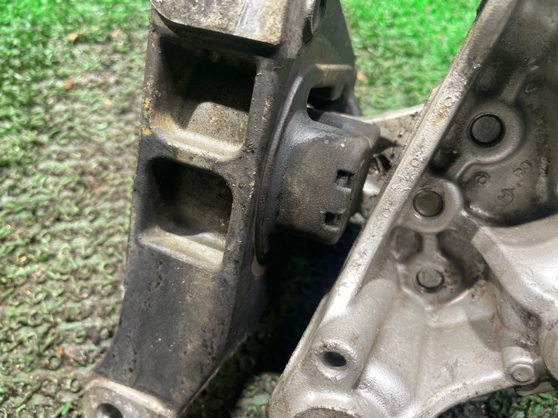 Подушка двигателя левая STREAM RN7 R18A