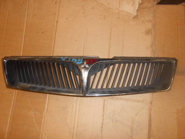 Решетка радиатора Mitsubishi Diamante F31A