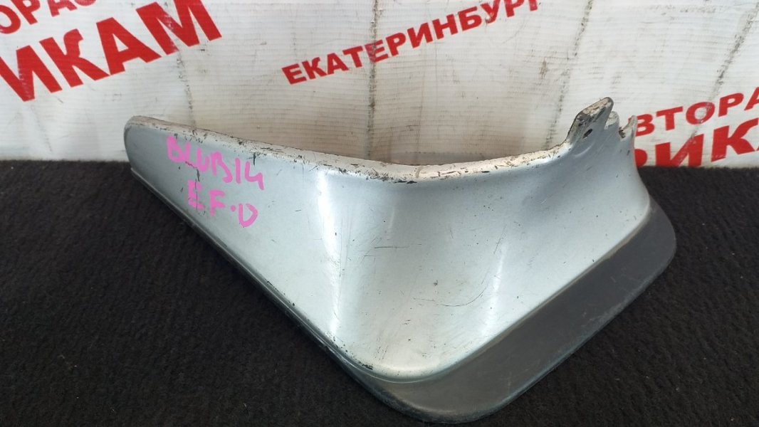 Брызговик Nissan Bluebird EU14 задний левый