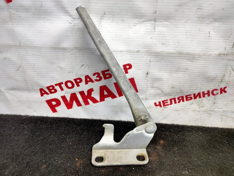 Петля капота Nissan Bluebird EU14 левая