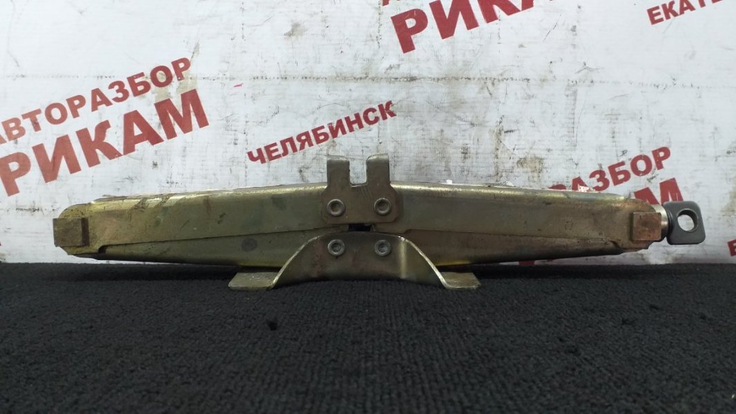 Домкрат Mitsubishi Diamante F31A