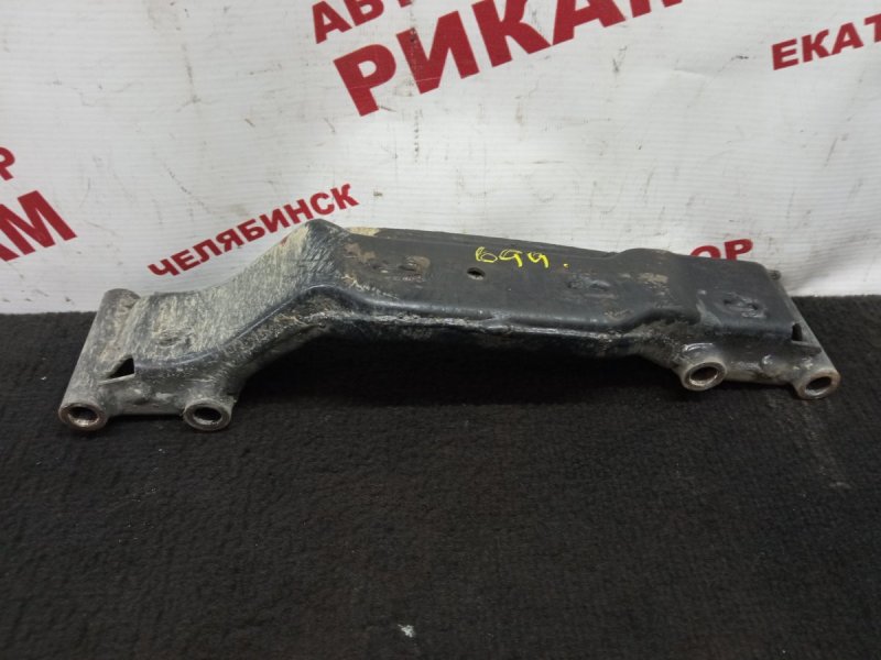 Кронштейн заднего редуктора Nissan Serena TNC24 QR20DE 2003 задний