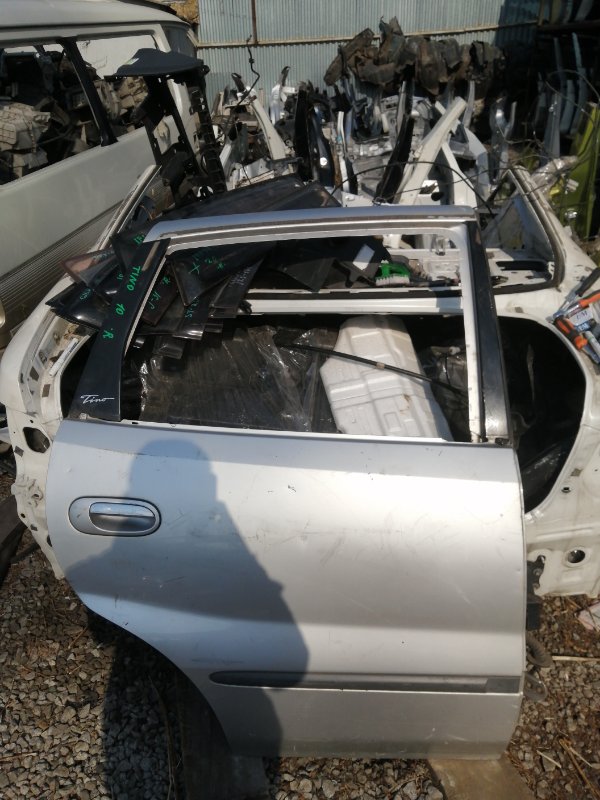 Дверь Nissan Tino V10 задняя правая (б/у)
