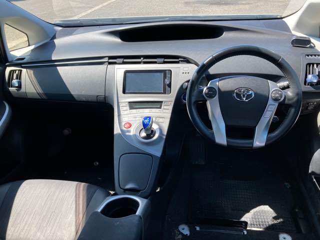 Бардачок между сиденьями Toyota Prius ZVW30 2ZR-3JM 2014 (б/у)