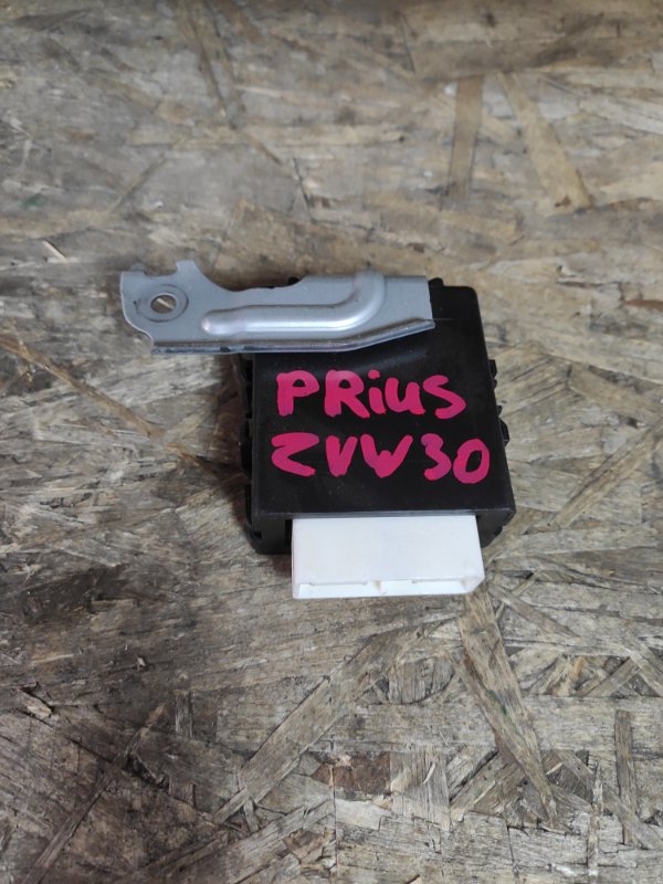 Блок реле Toyota Prius ZVW30 2ZR-3JM 2014 (б/у)