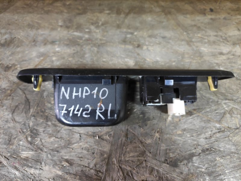 Пульт стеклоподъемника Toyota Aqua NHP10 задний левый (б/у)