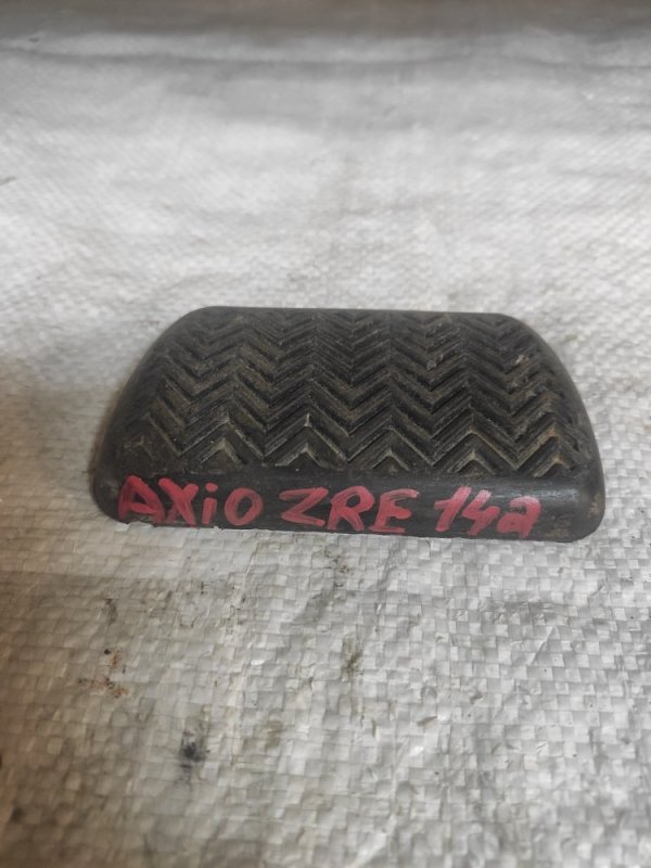 Накладка на педаль Toyota Corolla  Axio ZRE142 (б/у)