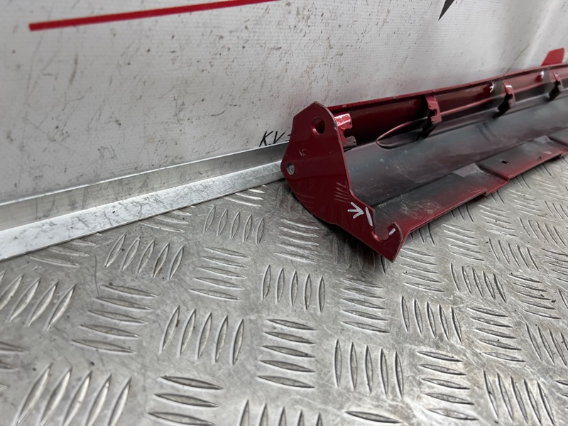 Накладка порога правая E5 2021-2024 1