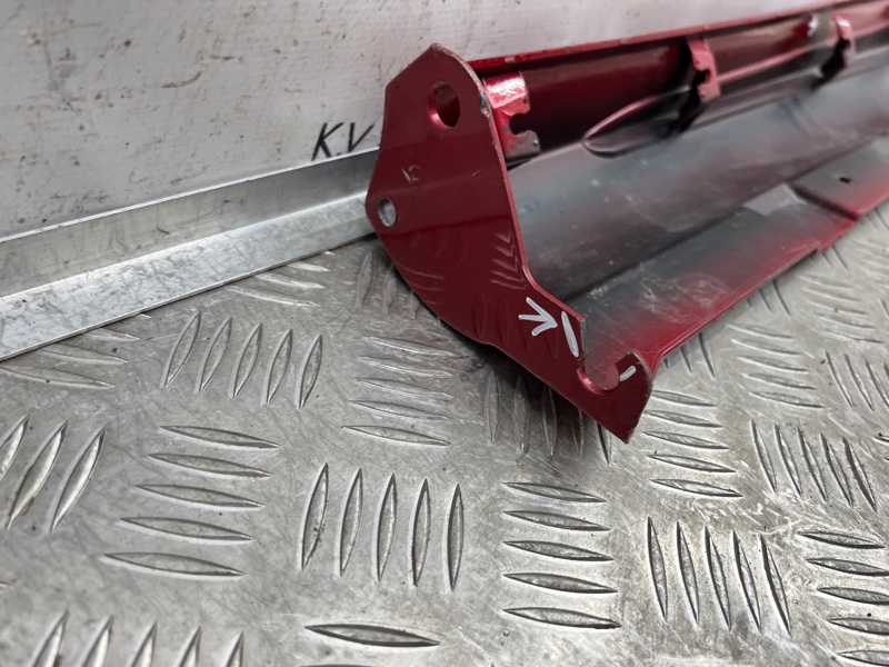 Накладка порога правая E5 2021-2024 1