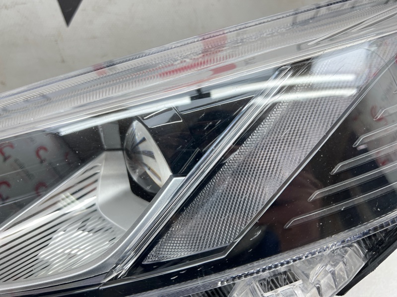 Фара левая E5 2021-2024 1