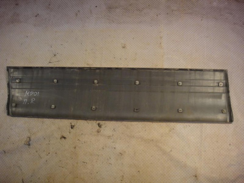 Молдинг двери передний правый Pajero 1991 V33V 6G72