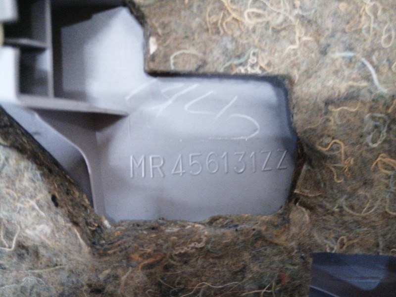 Обшивка багажника боковая левая Mitsubishi Outlander CU2W 4G63