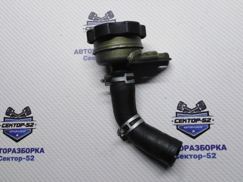 Горловина маслозаливная Mitsubishi Pajero 1991 V33V 6G72 MD137708 Б/У