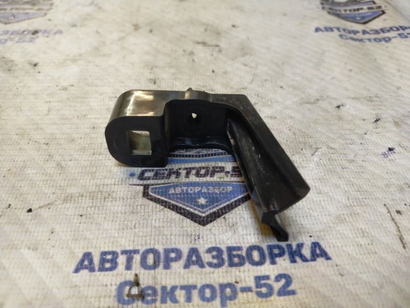 Кронштейн накладки крышки багажника RAV4 2010 ZSA30 3ZR-FAE