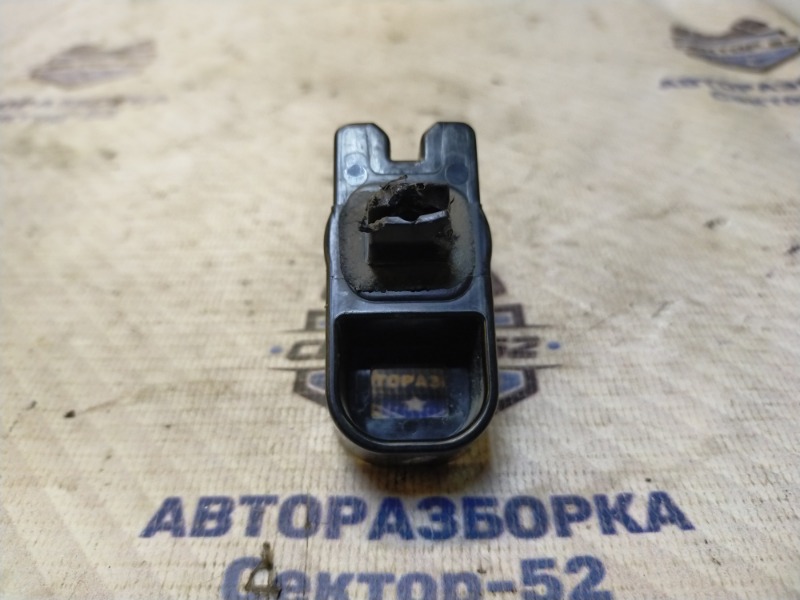 Кронштейн накладки крышки багажника RAV4 2010 ZSA30 3ZR-FAE