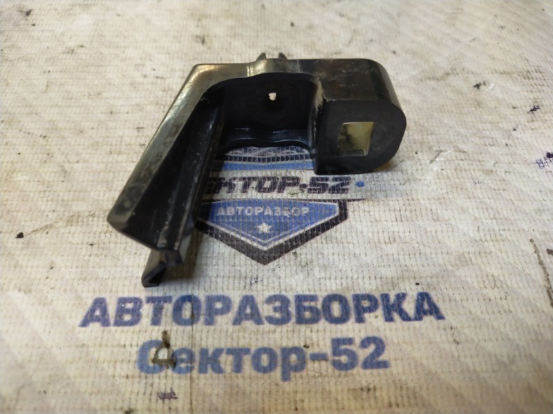 Кронштейн накладки крышки багажника RAV4 2010 ZSA30 3ZR-FAE