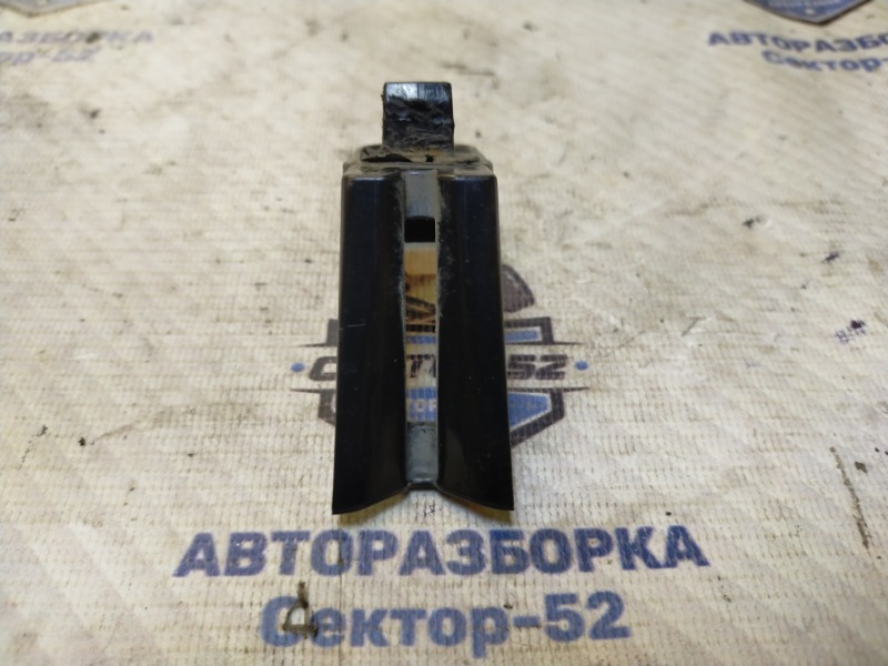 Кронштейн накладки крышки багажника Toyota RAV4 ZSA30 3ZR-FAE