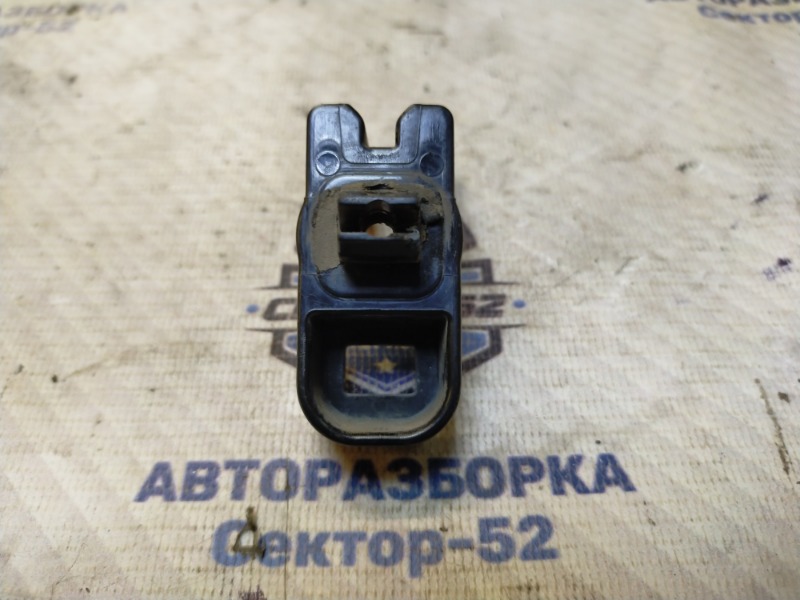 Кронштейн накладки крышки багажника RAV4 2010 ZSA30 3ZR-FAE