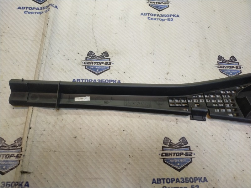 Решетка стеклоочистителей левая Sandero 2010 BS K7J 714