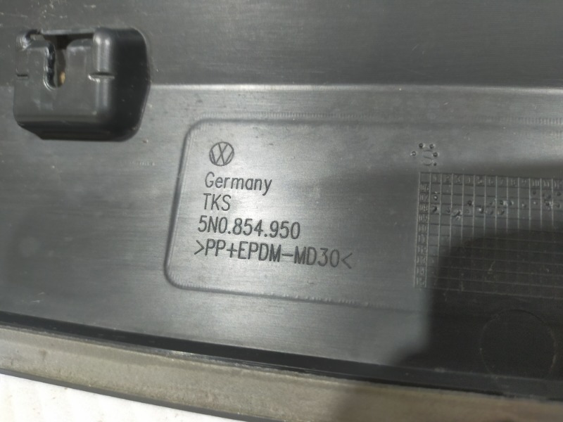 Молдинг двери задний правый Tiguan 2009 5N1 BWK