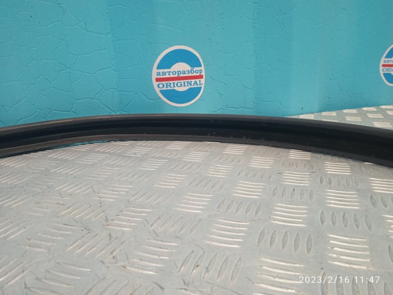 Уплотнитель стекла двери передний левый Logan 1