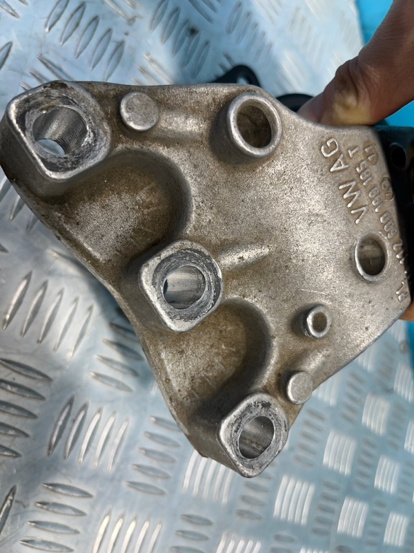 Опора двигателя передняя правая Polo 1.6 CFN Опора двигателя передняя правая Polo 1.6 CFN