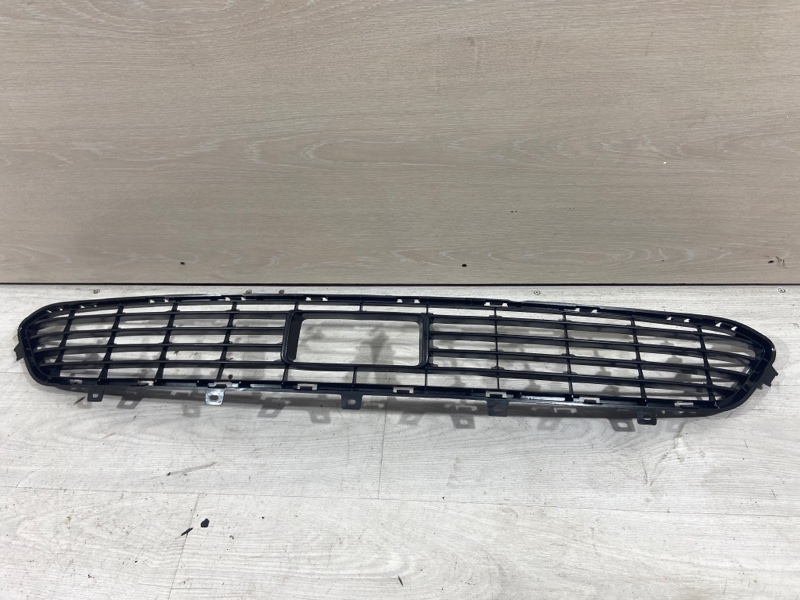 Решетка в бампер центральная Nissan Infiniti QX56 2011 62256-1LA0C контрактная