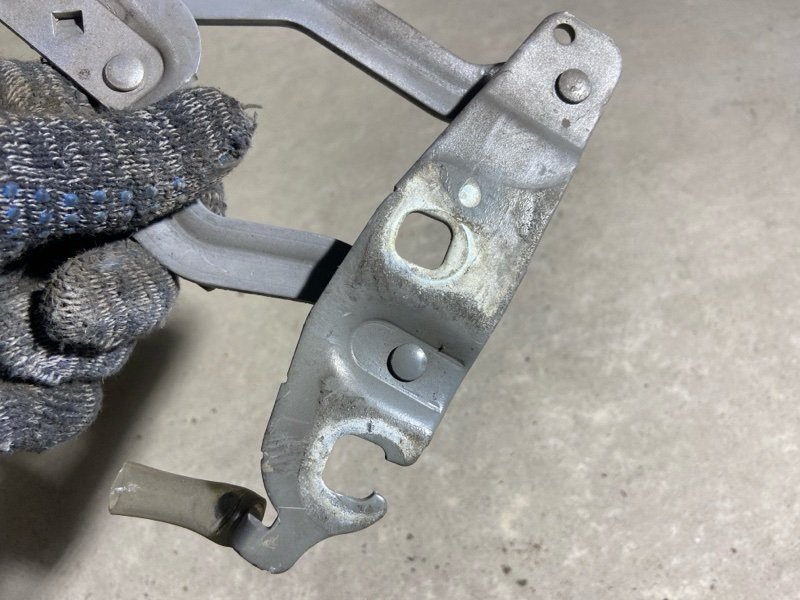 Петля капота левая Ford Fiesta (08-12) Хэтчбек 5 дв. 1.4L Zetec-S PFI Bi-Fuel 96PS Sigma