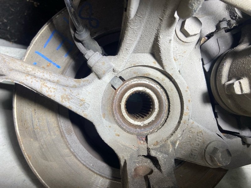 Кулак поворотный передний левый Ford Fiesta (08-12) Хэтчбек 5 дв. 1.4L Zetec-S PFI Bi-Fuel 96PS Sigma