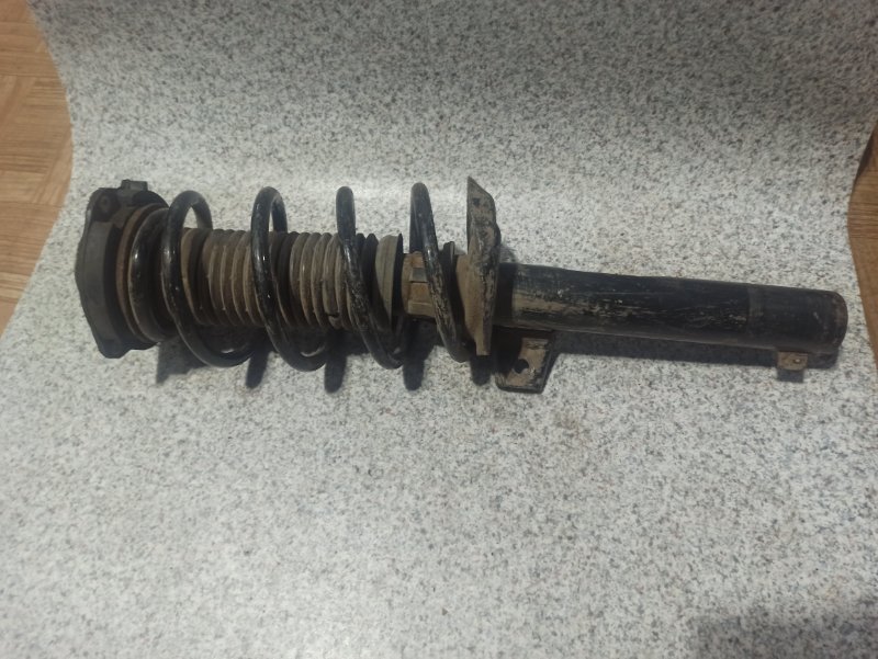 Амортизатор передний левый Golf 6 Амортизатор передний левый Golf 6