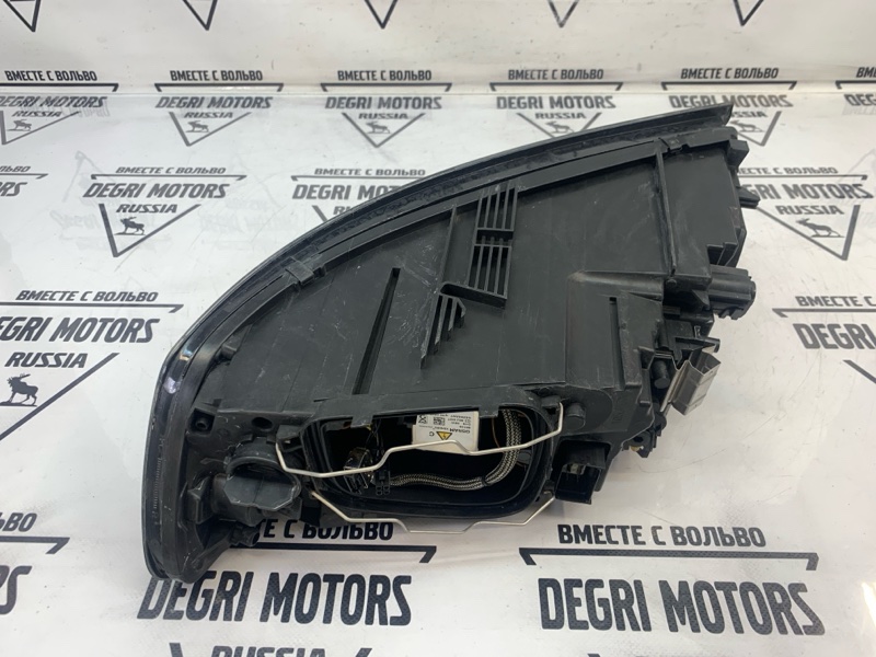 Фара ксеноновая передняя правая V50 2010 B4204S3