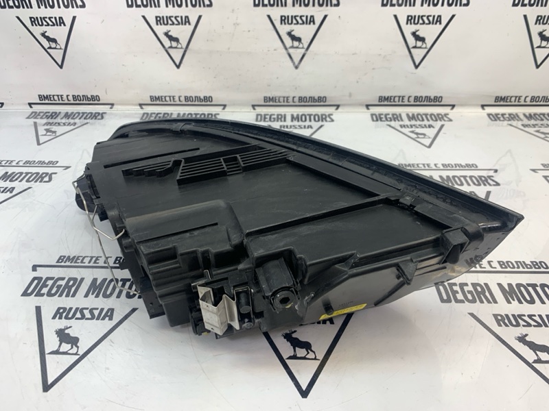 Фара ксеноновая передняя правая V50 2010 B4204S3