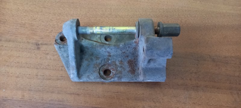Кронштейн генератора Toyota Mark II 1993 LX90 2LTE 12511-54020 контрактная