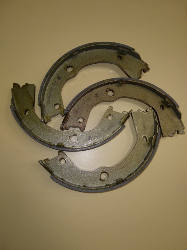 Колодки ручного тормоза HS8927 новая