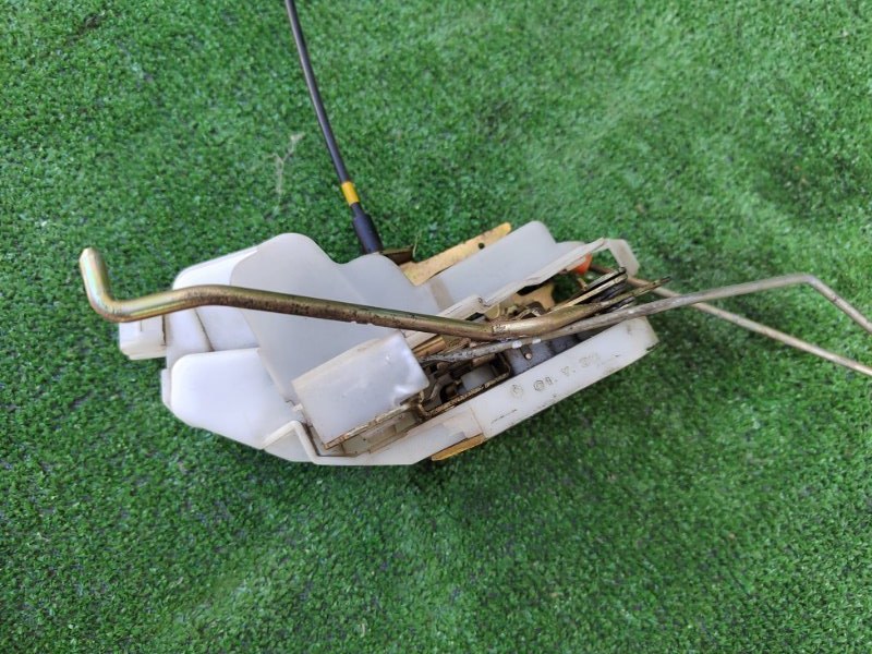 Замок двери передний левый Airtrek 2004 CU4W