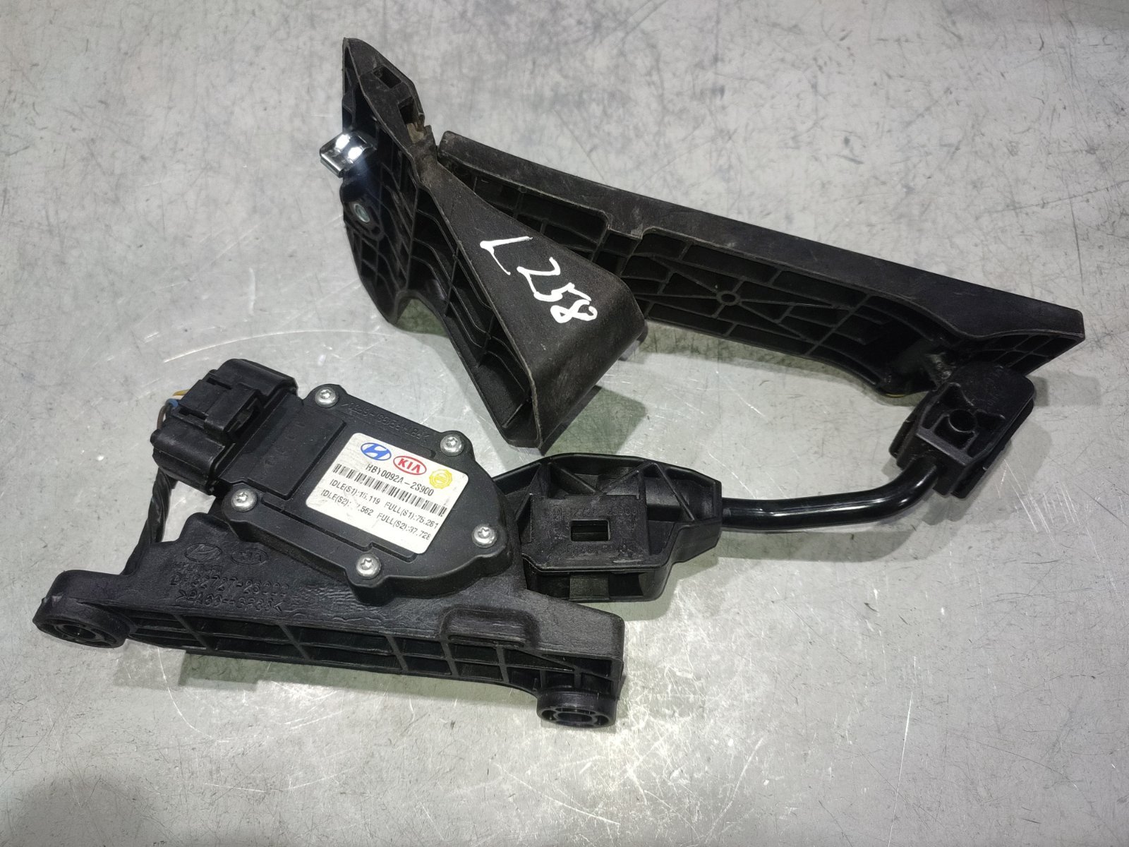 Запчасть педаль газа Hyundai IX35 2012 LM U2/D4FD 327002S910 Б/У Педаль газа Hyundai IX35 2012 LM U2/D4FD 327002S910 Б/У