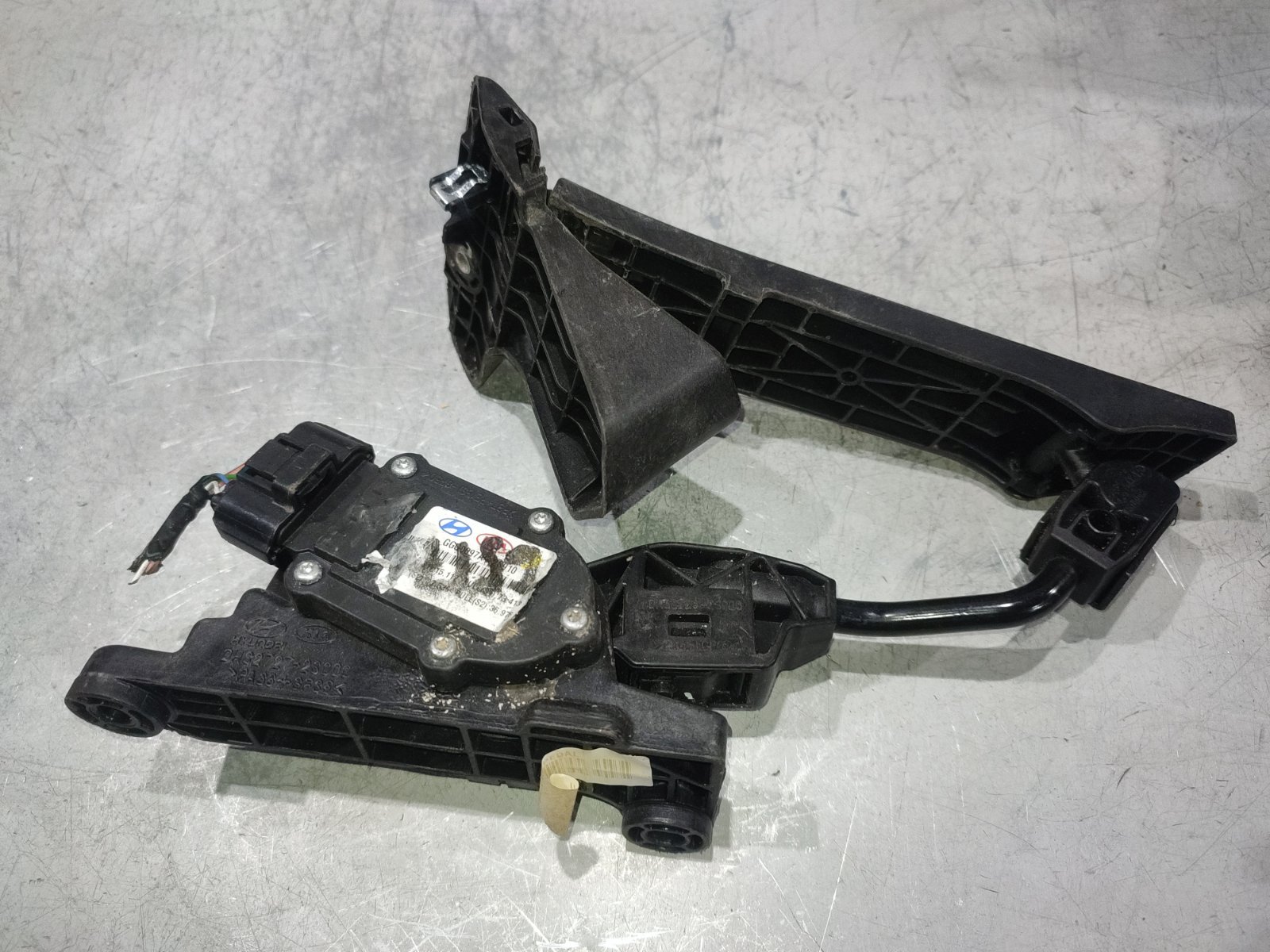Запчасть педаль газа Hyundai IX35 2011 LM D4HA 327002S910 Б/У Педаль газа Hyundai IX35 2011 LM D4HA 327002S910 Б/У