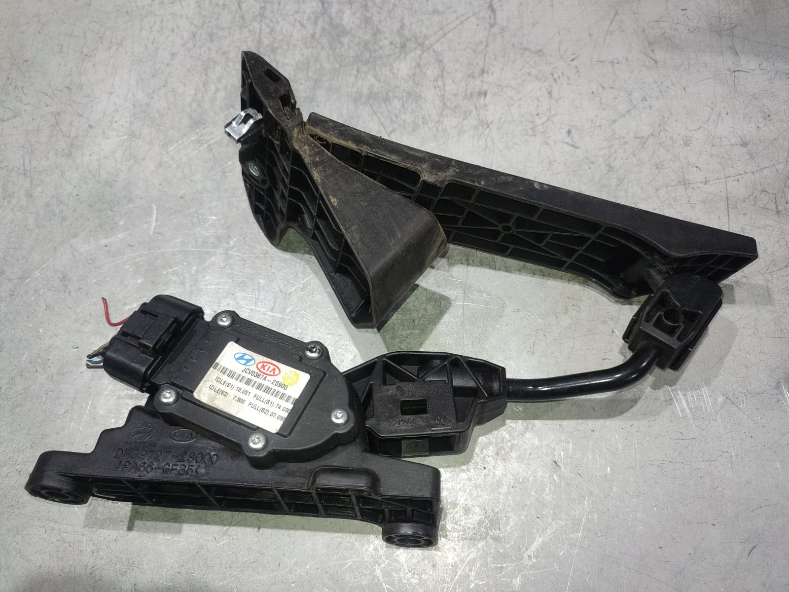 Педаль газа Hyundai IX35 2010 LM D4HA 327002S910 Б/У