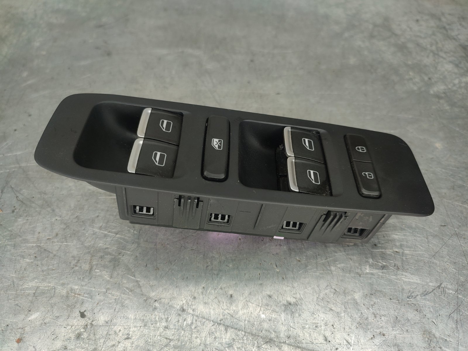 Выключатель стеклоподъемников передний левый Chery Tiggo 7 2019 T15 SQRE4T15 T153746130CA Б/У