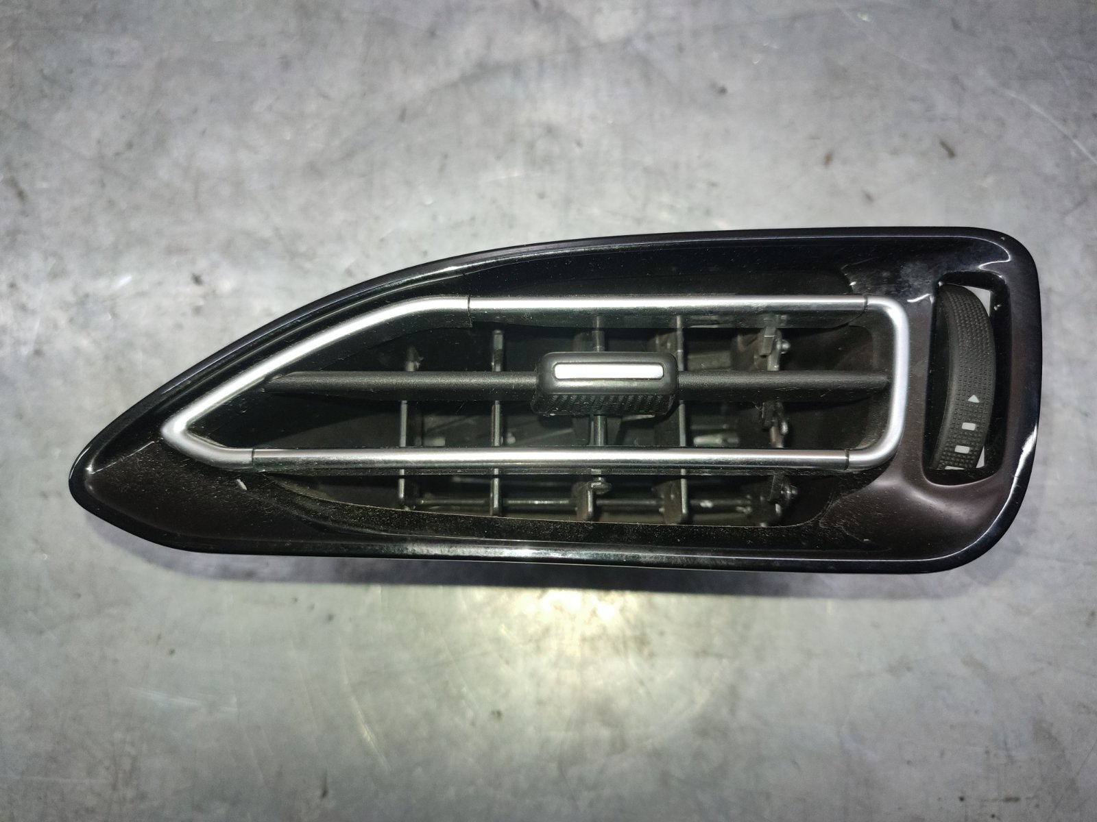 Запчасть дефлектор правый Chery Tiggo 7 2019 T15 SQRE4T15 T155306110 Б/У Дефлектор правый Chery Tiggo 7 2019 T15 SQRE4T15 T155306110 Б/У