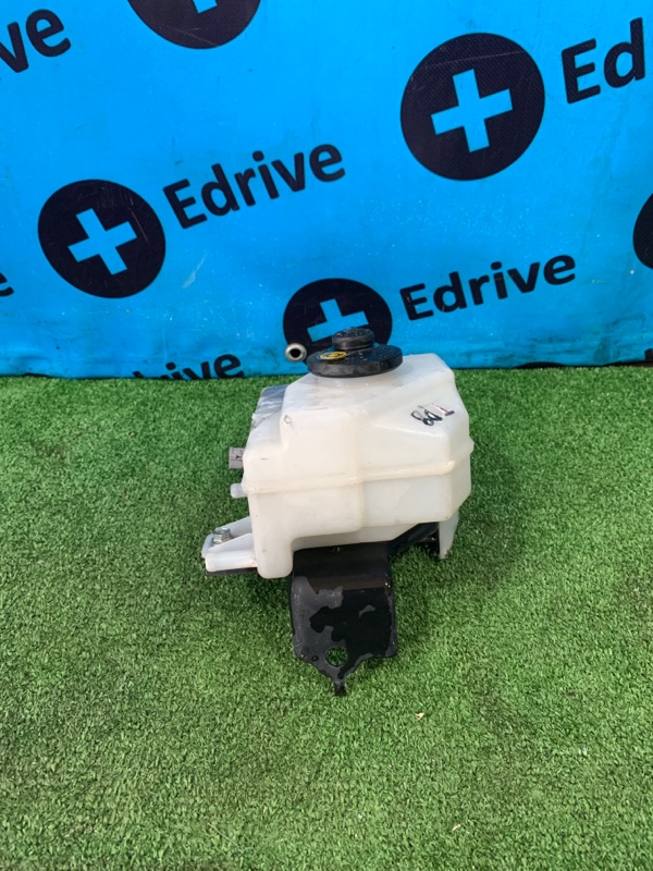 Бачок для тормозной жидкости Prius 2013 ZVW30 2ZR -FXE