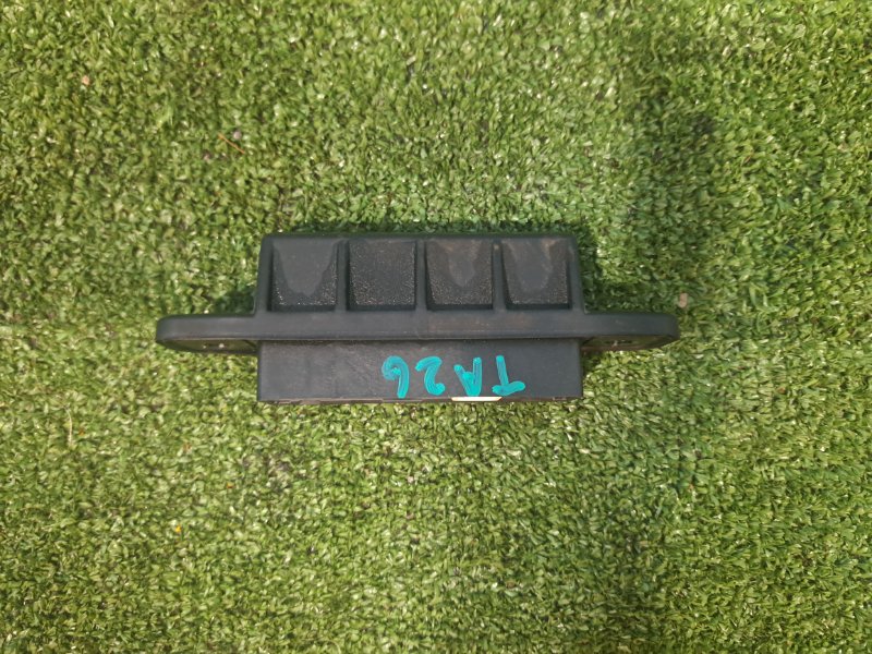 Кнопка открывания багажника Toyota Aqua NHP10 1NZFXE