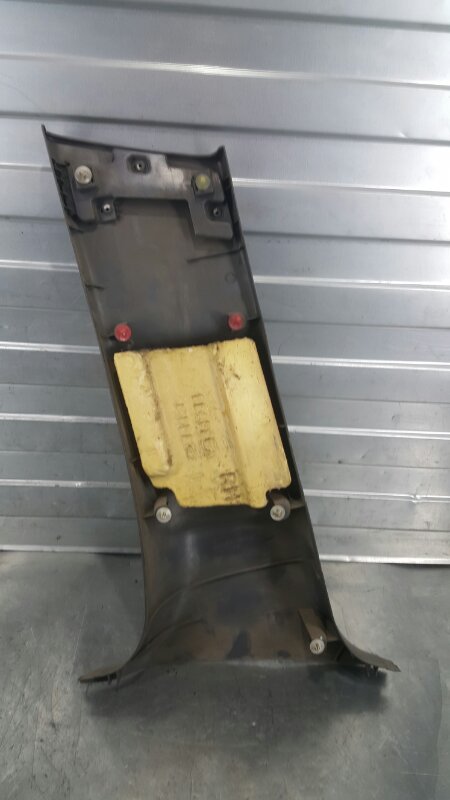 Накладка центральной стойки правая YRV 08.2000 - 08.2005 UA-M201G K3VE