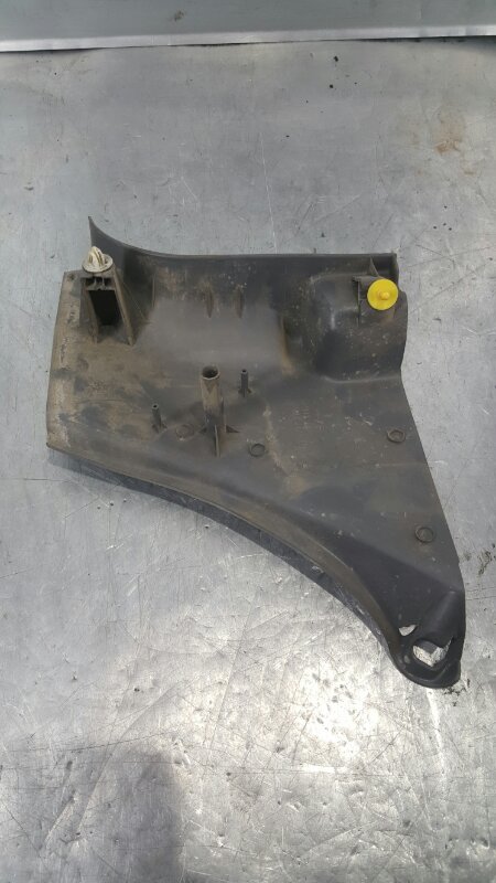 Накладка стойки передняя правая YRV 08.2000 - 08.2005 UA-M201G K3VE
