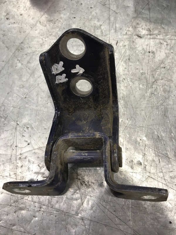 Петля двери нижняя задняя правая Mazda Mazda3 2006-2009 BK Z6 E11272240 Б/У