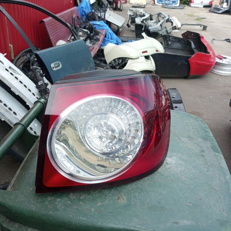 Запчасть стоп-сигнал задний правый Volkswagen Golf 5+ 5M1 876897868 контрактная Стоп-сигнал задний правый Volkswagen Golf 5+ 5M1 876897868 контрактная