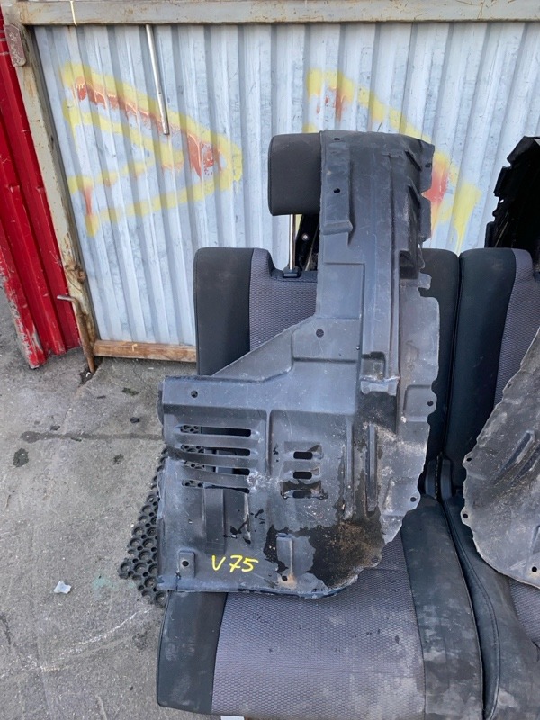 Подкрылок передний Pajero 3 V70